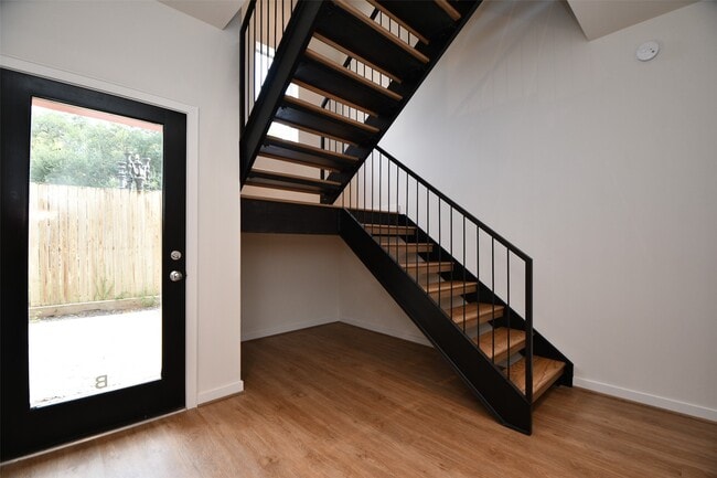 Building Photo - 92 Dennis St