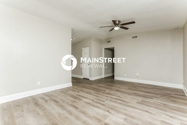 Building Photo - 3 Bedroom Pet-Friendly Home in Orlando, FL with Main Street Renewal
