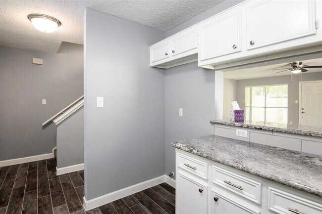 Building Photo - 566 Birdsong Dr