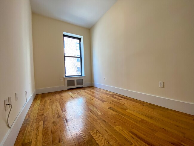 Building Photo - 121 W 69th St