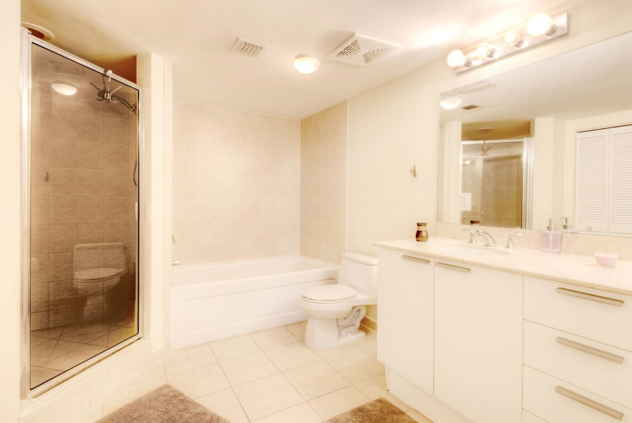 Foto principal - 16699 Collins Ave
