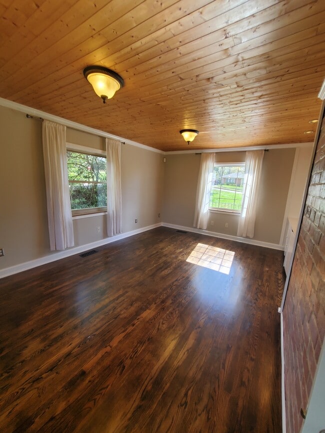 Photo - 320 Kingston Ct SW House