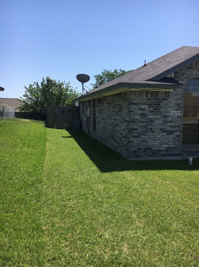 Foto del edificio - 3 BED / 2 Bath  AVAILABLE END OF JANUARY