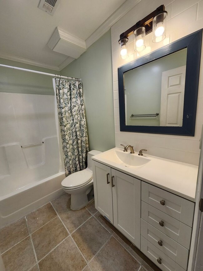 Building Photo - newly renovated 2 bedroom, 1 bathroom apar...