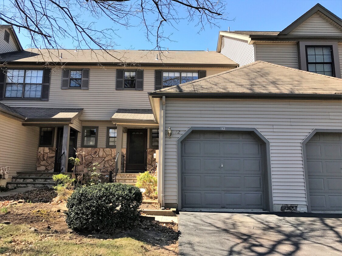 Primary Photo - 12 Manor Dr