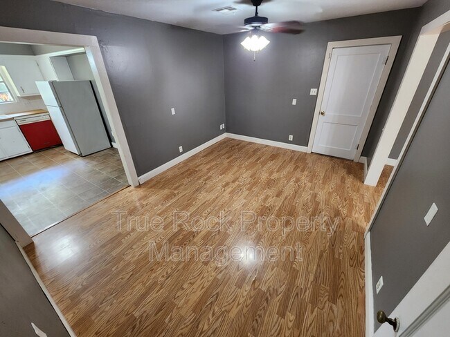 Foto del edificio - 1021 E 7th St
