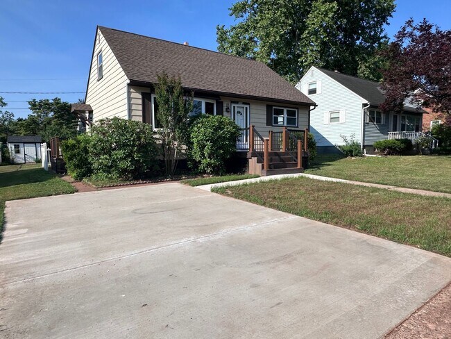 Foto del edificio - Cape Cod in Middletown 4 bedroom