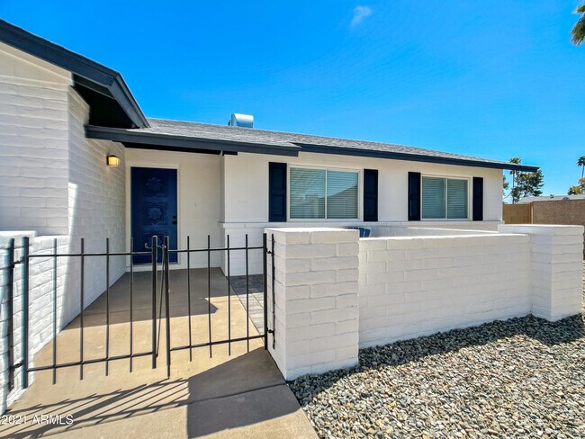 Building Photo - 2613 W Isabella Ave