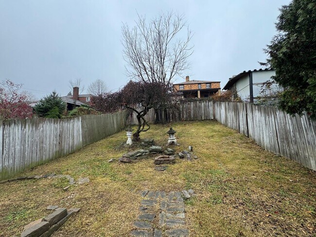 Building Photo - 3 bed 1 bath - great location, laundry, of...