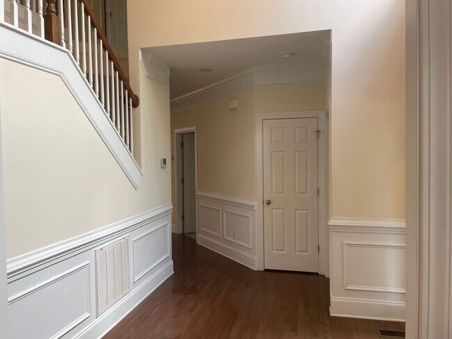 Building Photo - Outstanding Five Bedroom Three Full Bathro...