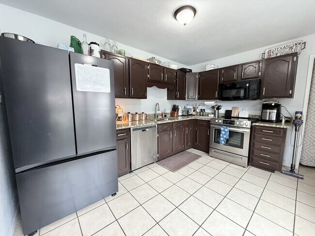 Foto del edificio - 5229 Goodman Dr