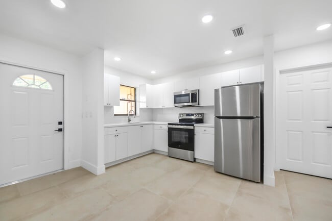 Foto del edificio - 12452 Guilford Way