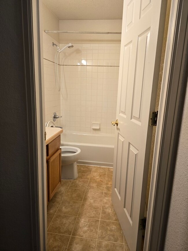 Building Photo - Nestled 3 bedroom, 2 bathroom in Fruitvale area