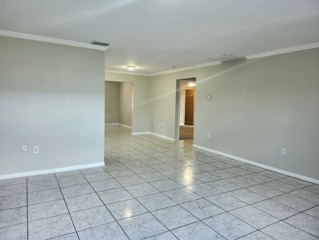 Building Photo - Single Family 3 bedroom 2 bath Must See