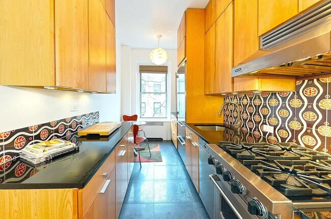 Building Photo - 35 W 81st St