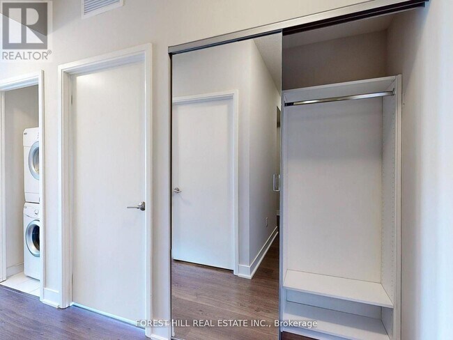 Photo du bâtiment - 30 Roehampton Ave