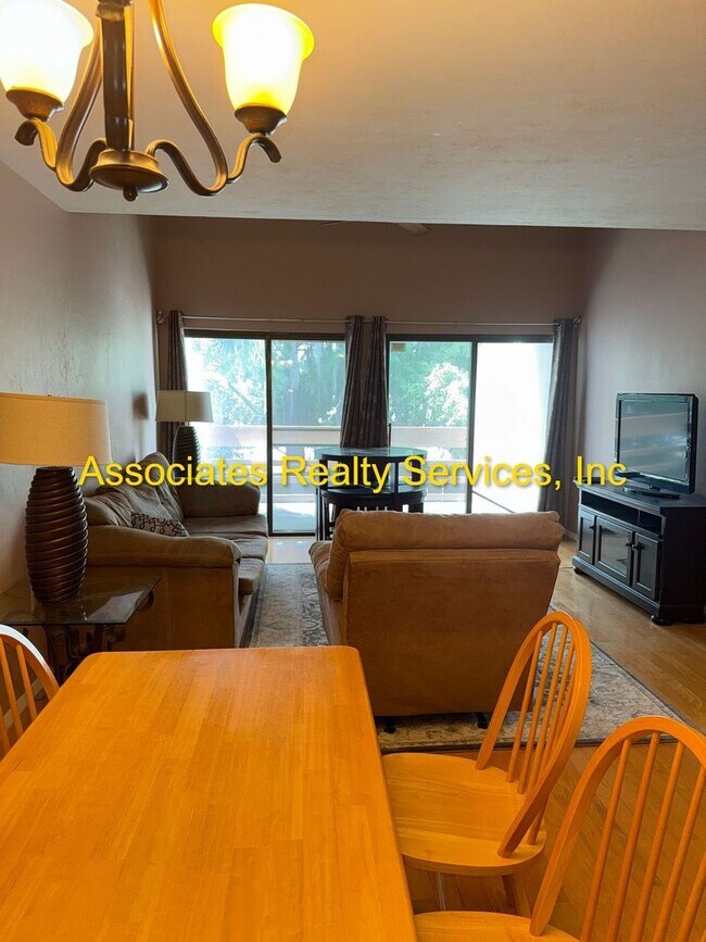 Foto del edificio - 2-Bedroom Condo with Dual Balconies and POOL in Somerset Village! Close to UF, Shands & the VA!