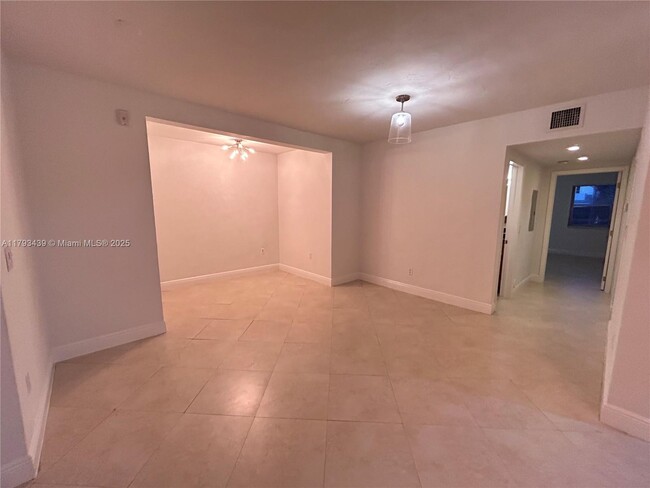 Foto del edificio - 2880 Pine Tree Dr