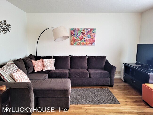 Building Photo - 3 br, 1 bath House - 305 NW Newport Ave