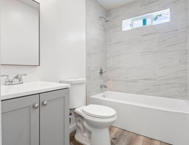 Building Photo - Nicely Remodeled 3 Bed 2 Bath in West Chul...