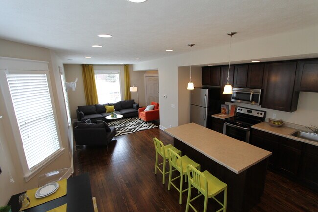 Foto del edificio - Large 3 bedroom 2.5 bath remodeled home! L...