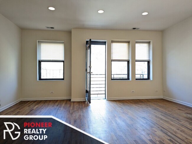 Building Photo - 917 W Dakin St