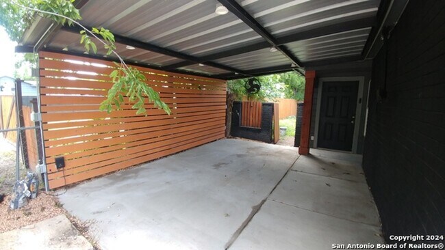Building Photo - 4 Bedroom home near St. Mary's University!