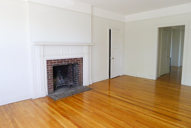 Building Photo - 8905 E Jefferson Ave