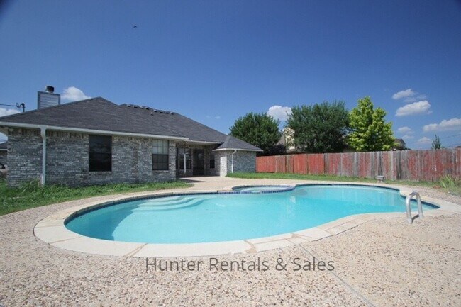 Building Photo - Swimming Pool!