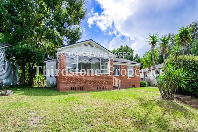 Building Photo - 8057 Oakwood St