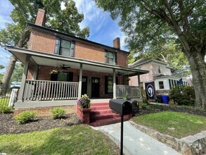 Building Photo - 501 Hampton Ave