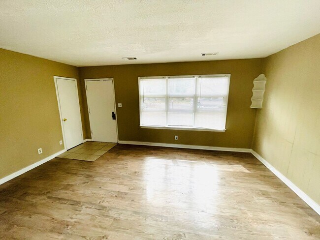 Building Photo - ** 2 Bed 1 Bath located in Chisholm ** Cal...