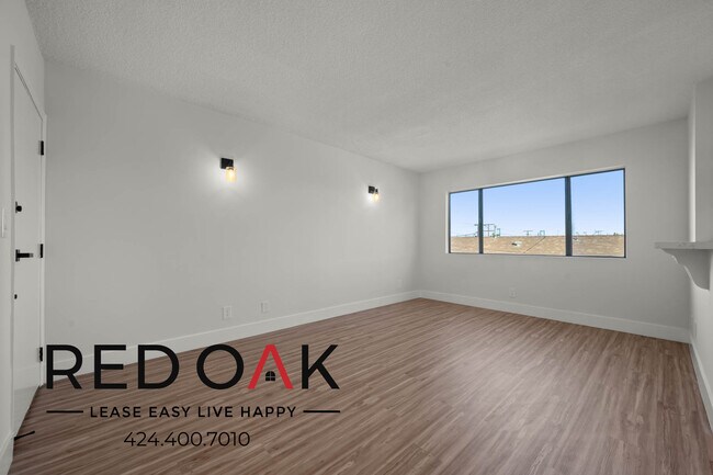 Building Photo - Stunning Top Floor One Bedroom with Bright...