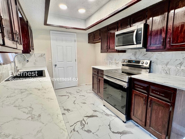Building Photo - Beautiful 3-Bedroom Home / Pet-Friendly / ...
