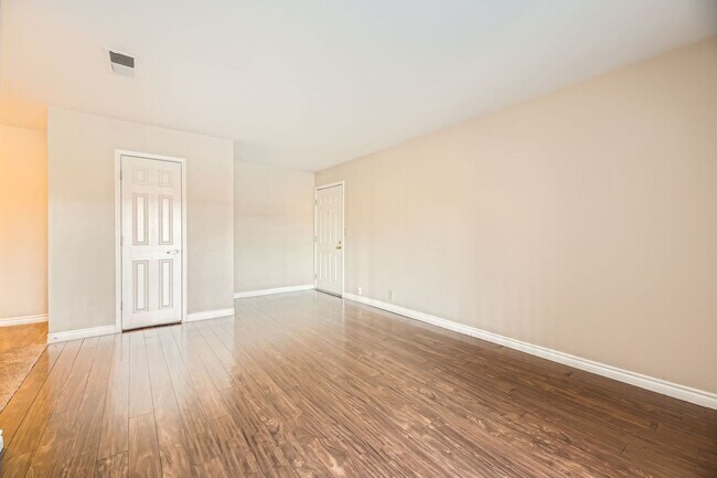 Building Photo - BEAUTIFUL 1 Bedroom 1 Bathroom Apartment i...