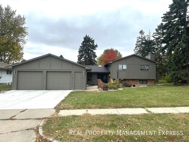 Building Photo - 5 Bedroom 4 Bath Home Blending Luxury and ...