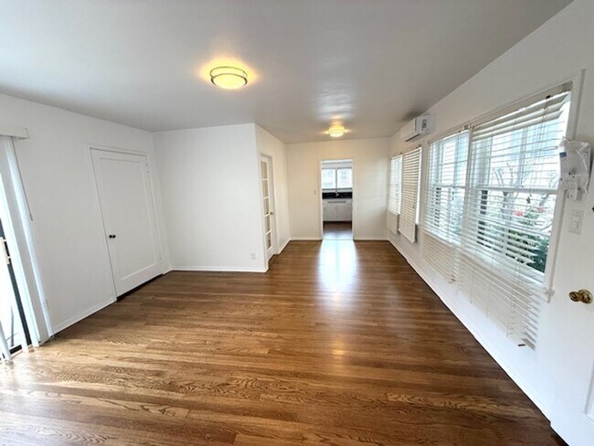 Foto del edificio - Bungalow - 1 bedroom + Office = natural wood floors, mini split a/c , new appliances, private pat...