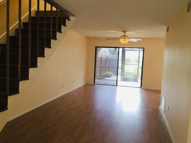 Building Photo - 3 br, 2.5 bath House - 121 SKYLINE CIR