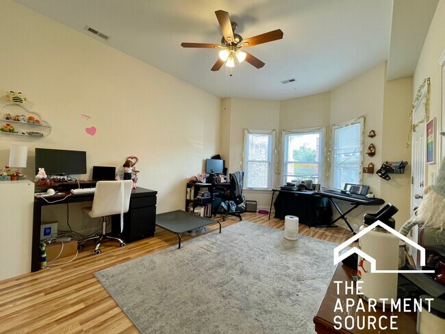 Foto del edificio - 3804 W Diversey Ave