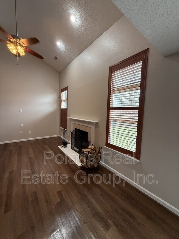 Foto del edificio - 15280 Follow Dr