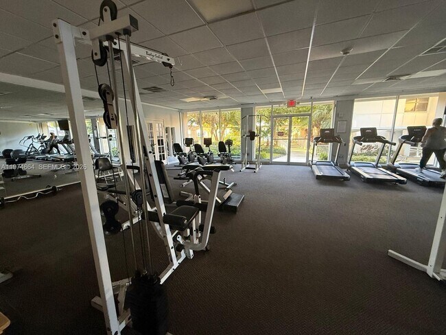 Foto del edificio - 300 Bayview Dr