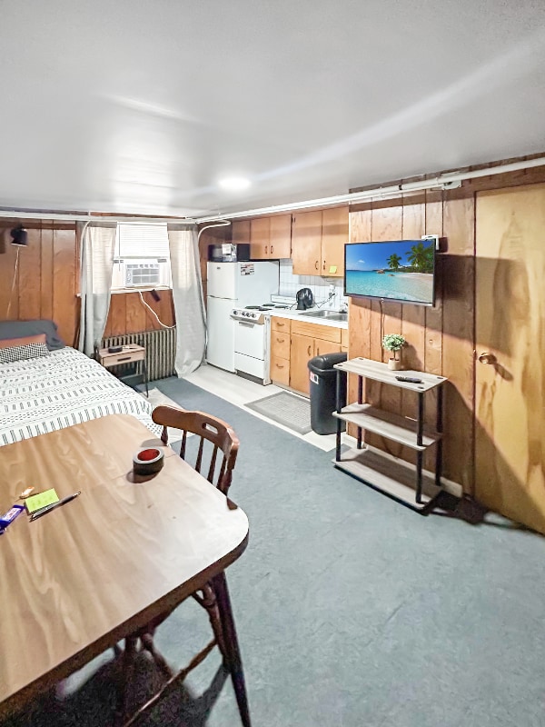 Building Photo - 208 2nd St S