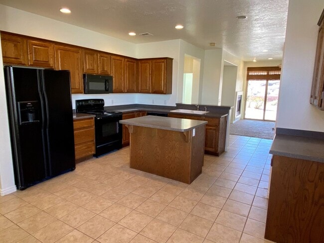 Building Photo - Home in Coral Canyon