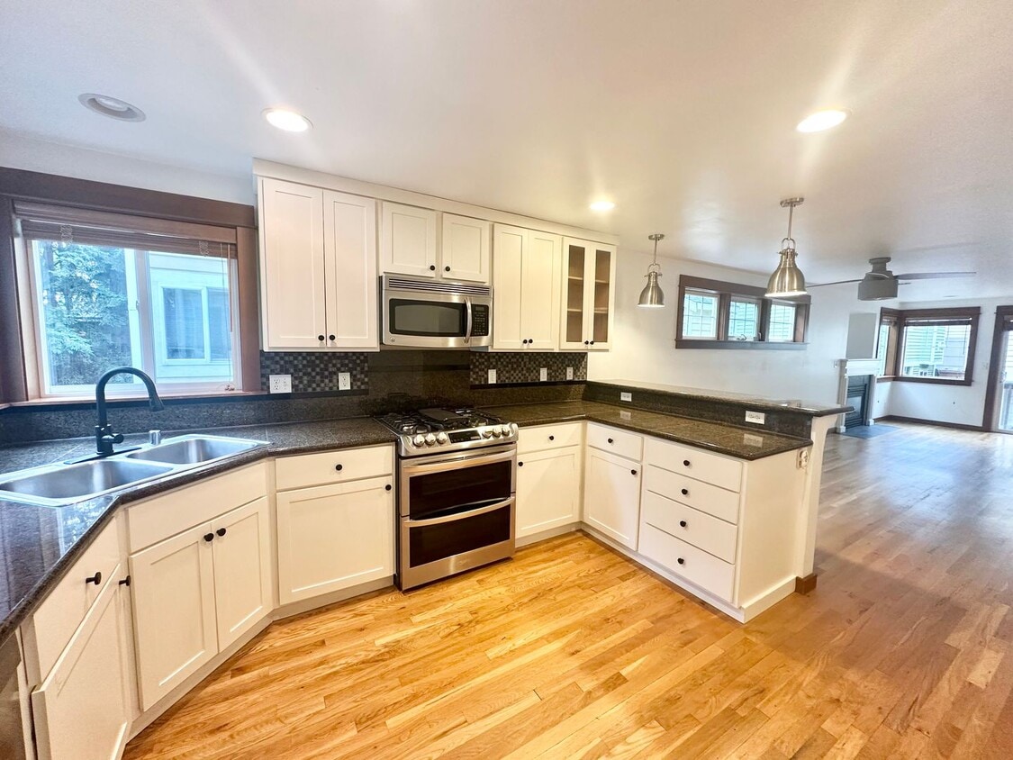 $1700 OFF FIRST MONTH! 3-Bedroom, 3.5 Bath... - $1700 OFF FIRST MONTH! 3-Bedroom, 3.5 Bath...