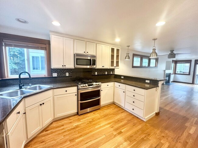 $1700 OFF FIRST MONTH! 3-Bedroom, 3.5 Bath... - $1700 OFF FIRST MONTH! 3-Bedroom, 3.5 Bath... Townhome