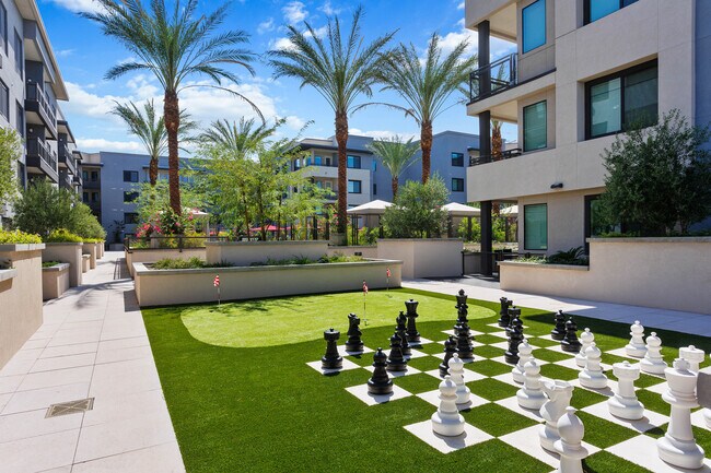 Minigolf y ajedrez de tamaño natural - Seventyone15 McDowell