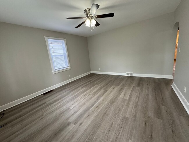 Building Photo - The Ultimate Floor-ty: 3 Bed/1.5 Bath Home...