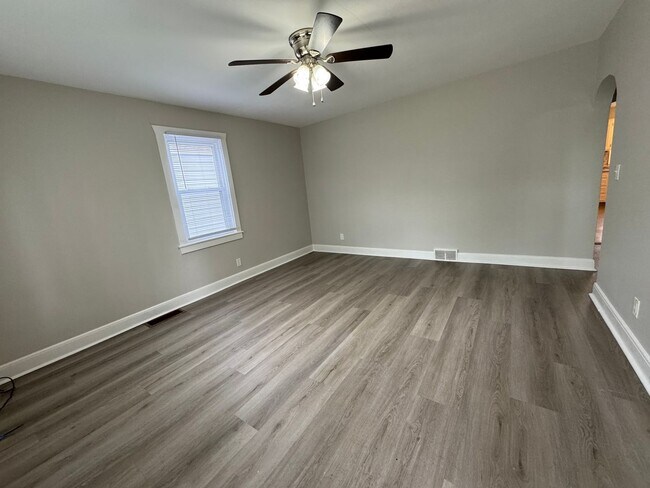 Foto del edificio - The Ultimate Floor-ty: 3 Bed/1.5 Bath Home...