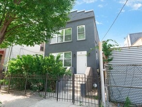 Building Photo - 910 E 226th St