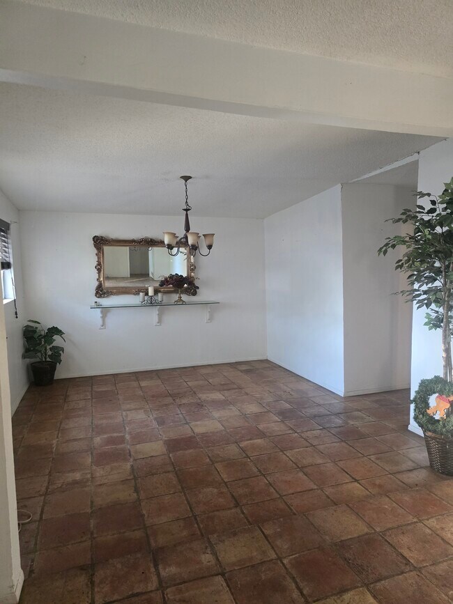 Building Photo - 271 Chesswood Dr